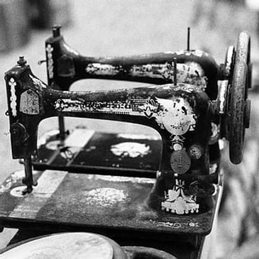 Máquina de coser vintage en blanco y negro